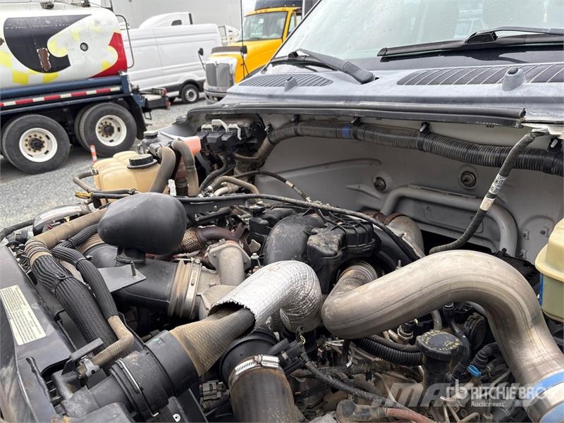 Ford F-650 4x2 Crew Cab Flatbed Truck Camiones de cama baja