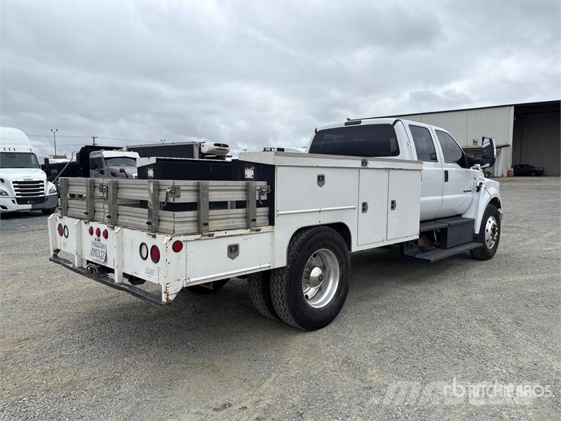Ford F-650 4x2 Crew Cab Flatbed Truck Camiones de cama baja