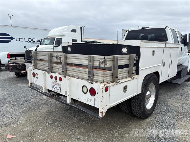 Ford F-650 4x2 Crew Cab Flatbed Truck Camiones de cama baja
