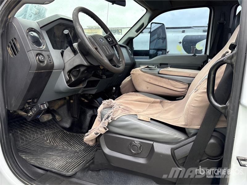 Ford F-650 4x2 Crew Cab Flatbed Truck Camiones de cama baja