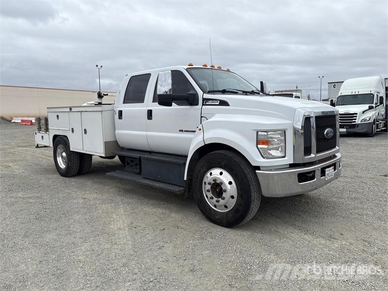 Ford F-650 4x2 Crew Cab Flatbed Truck Camiones de cama baja