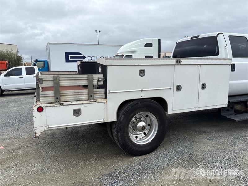 Ford F-650 4x2 Crew Cab Flatbed Truck Camiones de cama baja