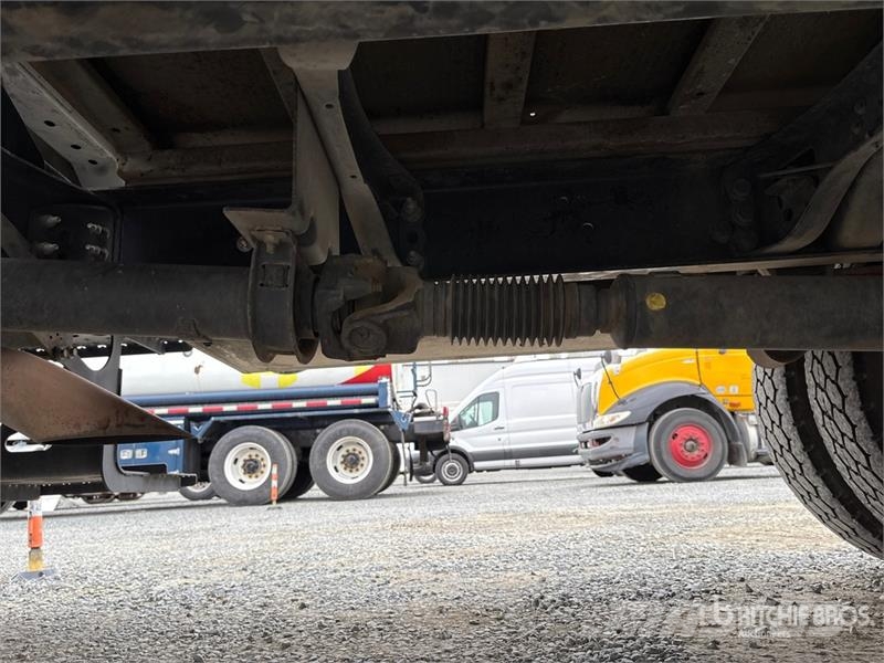 Ford F-650 4x2 Crew Cab Flatbed Truck Camiones de cama baja