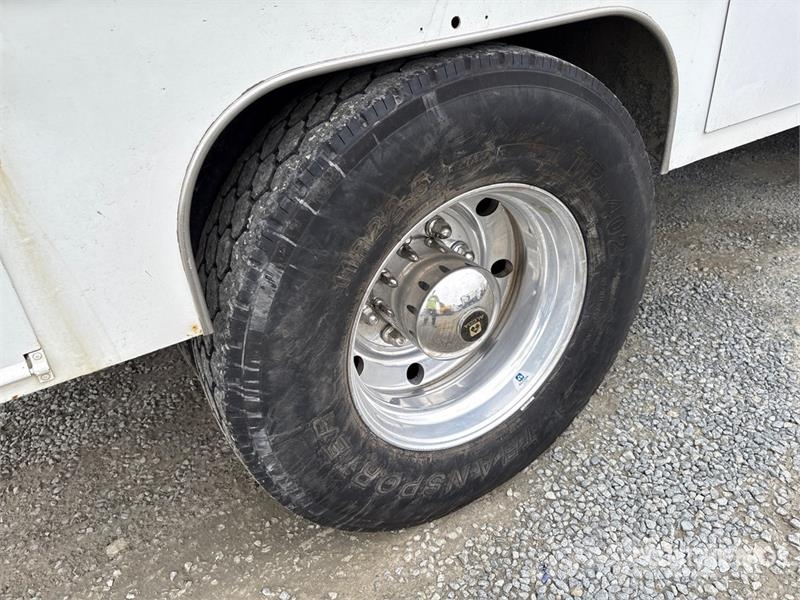Ford F-650 4x2 Crew Cab Flatbed Truck Camiones de cama baja