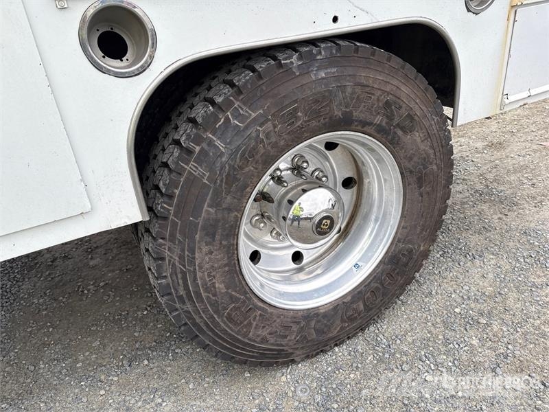 Ford F-650 4x2 Crew Cab Flatbed Truck Camiones de cama baja