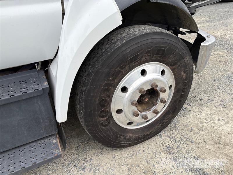 Ford F-650 4x2 Crew Cab Flatbed Truck Camiones de cama baja