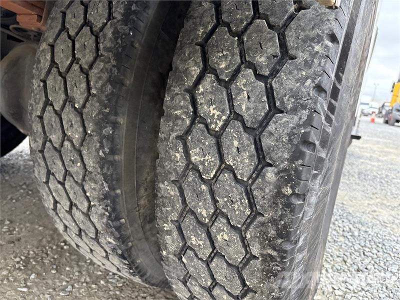 Ford F-650 4x2 Crew Cab Flatbed Truck Camiones de cama baja