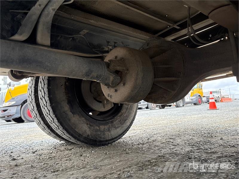 Ford F-650 4x2 Crew Cab Flatbed Truck Camiones de cama baja