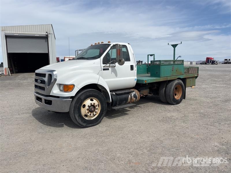 Ford F-750 شاحنات مسطحة/مفصلية الجوانب