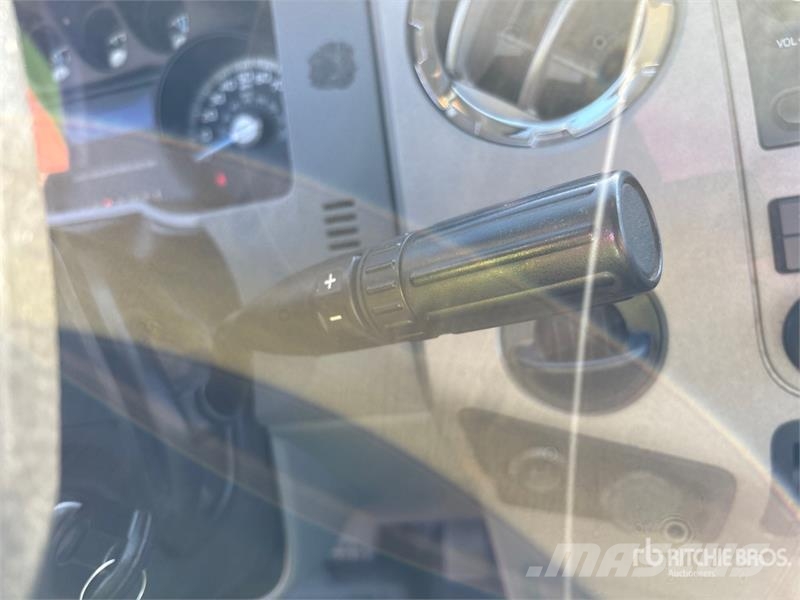Ford F-750 駕駛室與內部
