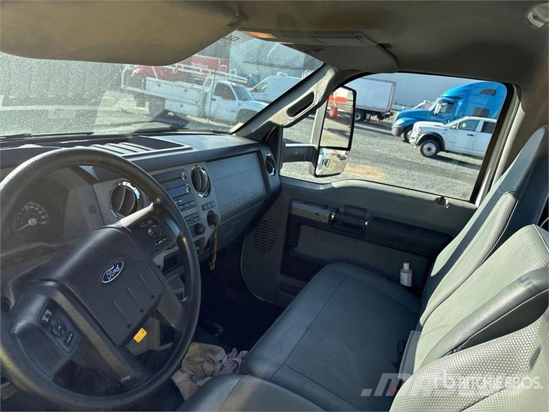 Ford F-750 駕駛室與內部