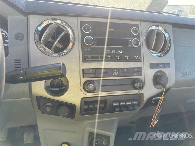 Ford F-750 駕駛室與內部