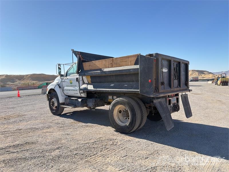 Ford F-750 ダンプ