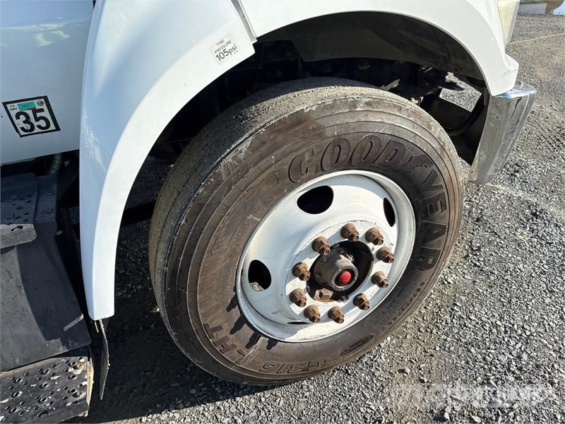 Ford F-750 駕駛室與內部
