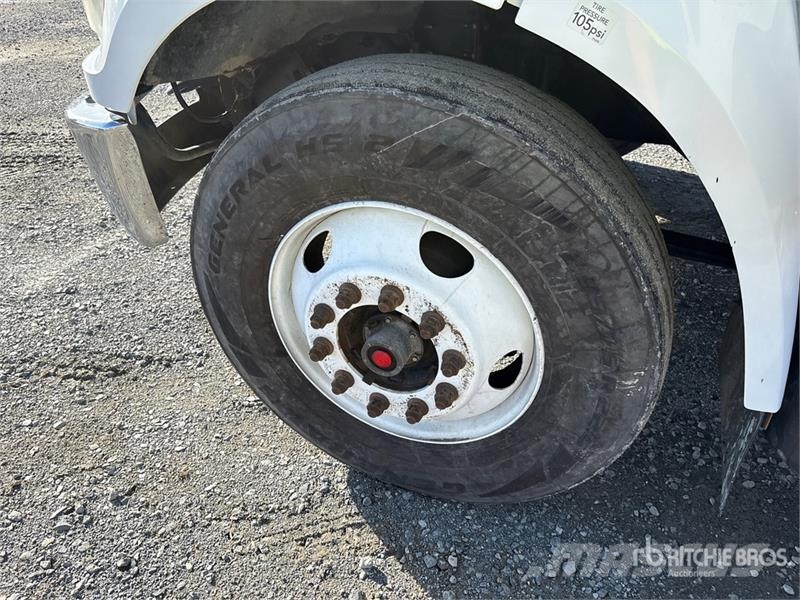 Ford F-750 駕駛室與內部