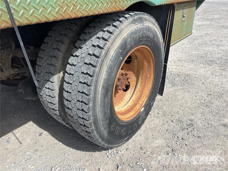 Ford F-750 شاحنات مسطحة/مفصلية الجوانب