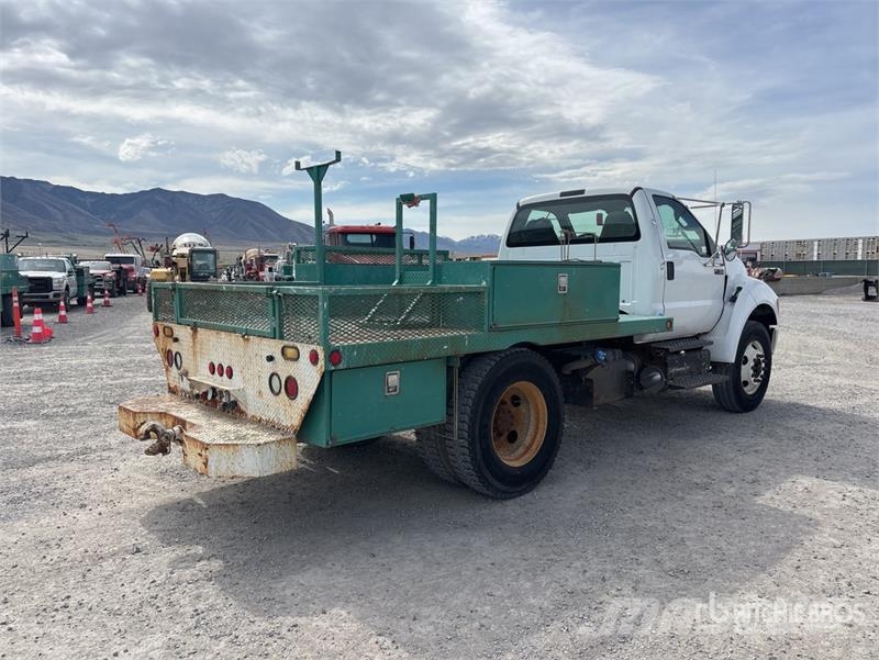 Ford F-750 شاحنات مسطحة/مفصلية الجوانب