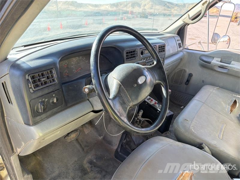 Ford F-750 ダンプ