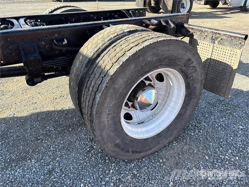 Ford F-750 駕駛室與內部