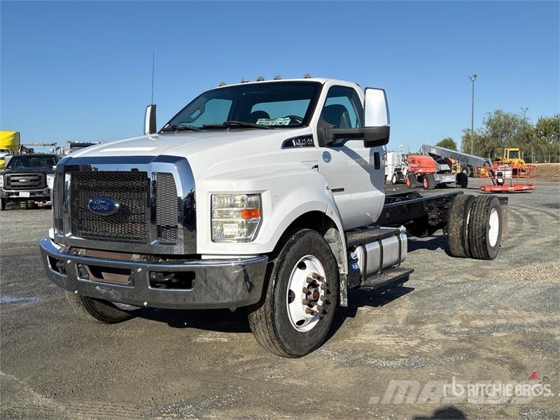 Ford F-750 駕駛室與內部