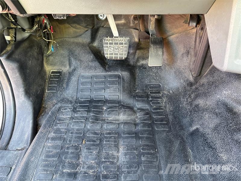 Ford F-750 駕駛室與內部
