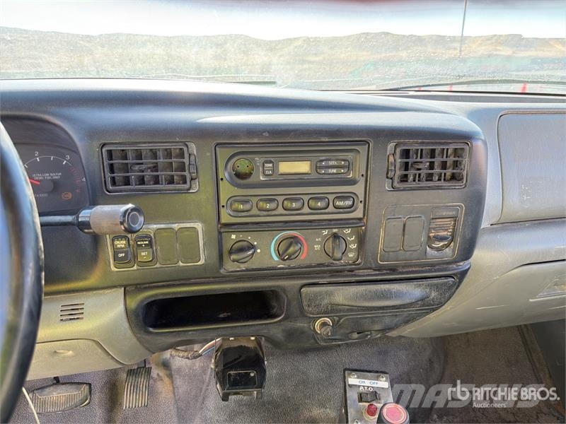 Ford F-750 ダンプ