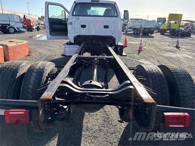 Ford F-750 駕駛室與內部