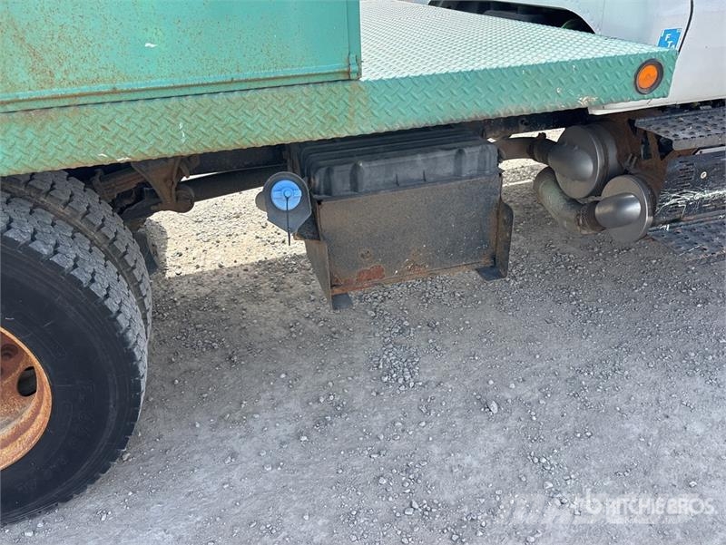 Ford F-750 شاحنات مسطحة/مفصلية الجوانب