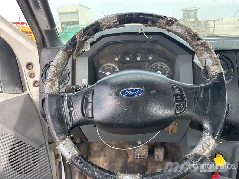 Ford F-750 شاحنات مسطحة/مفصلية الجوانب