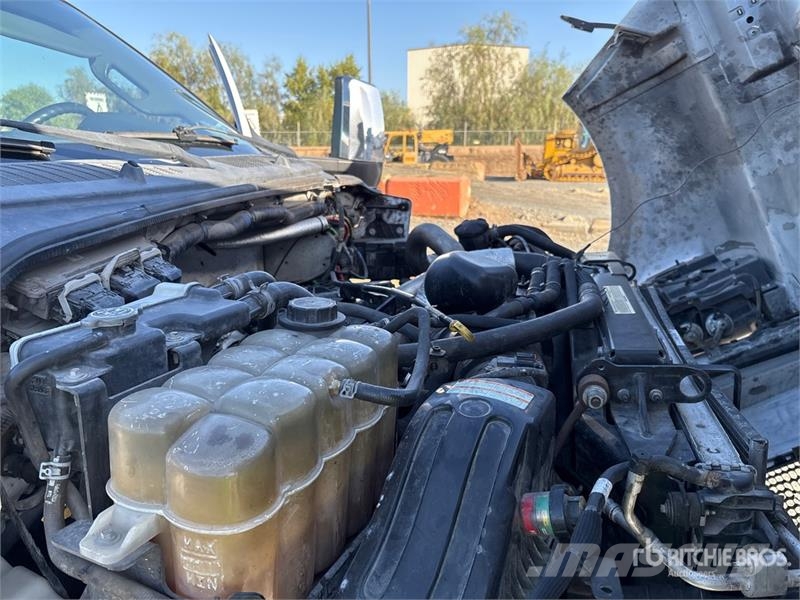 Ford F-750 駕駛室與內部