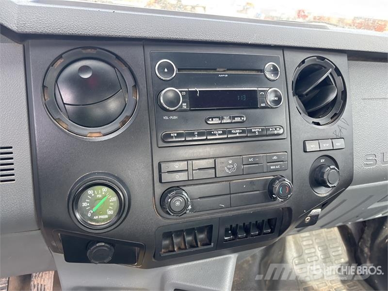 Ford F-750 شاحنات مسطحة/مفصلية الجوانب
