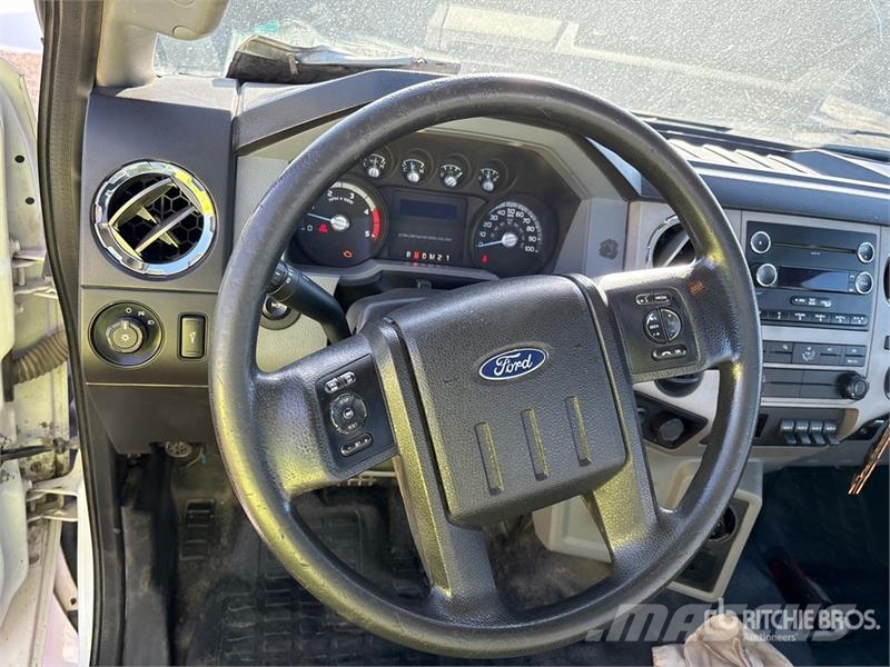 Ford F-750 駕駛室與內部