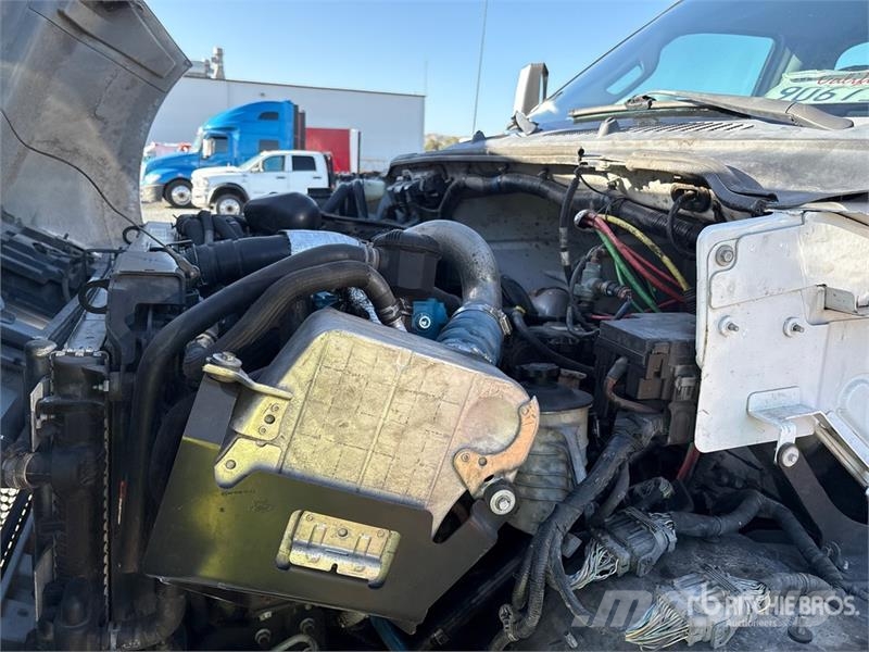 Ford F-750 駕駛室與內部