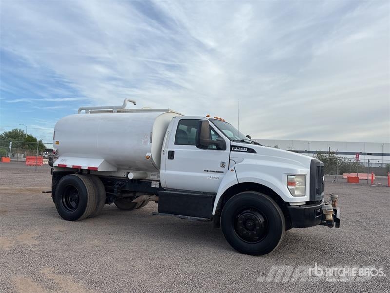 Ford F-750 Wassertanker