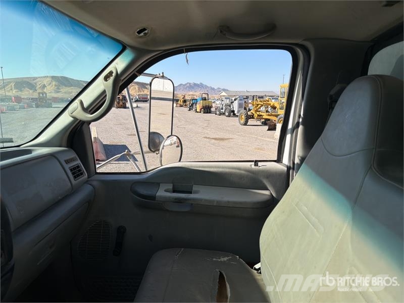 Ford F-750 ダンプ