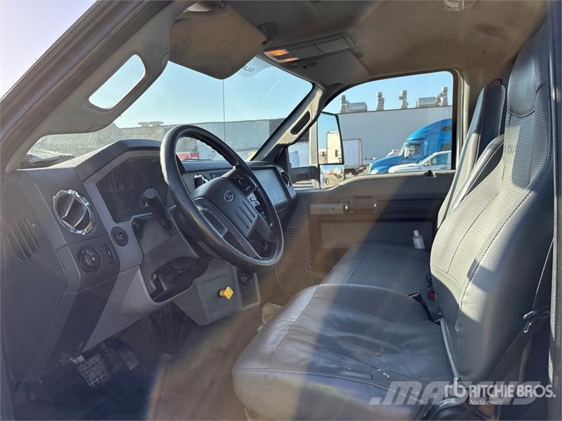 Ford F-750 駕駛室與內部