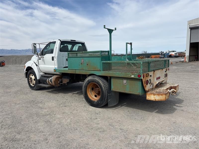 Ford F-750 شاحنات مسطحة/مفصلية الجوانب