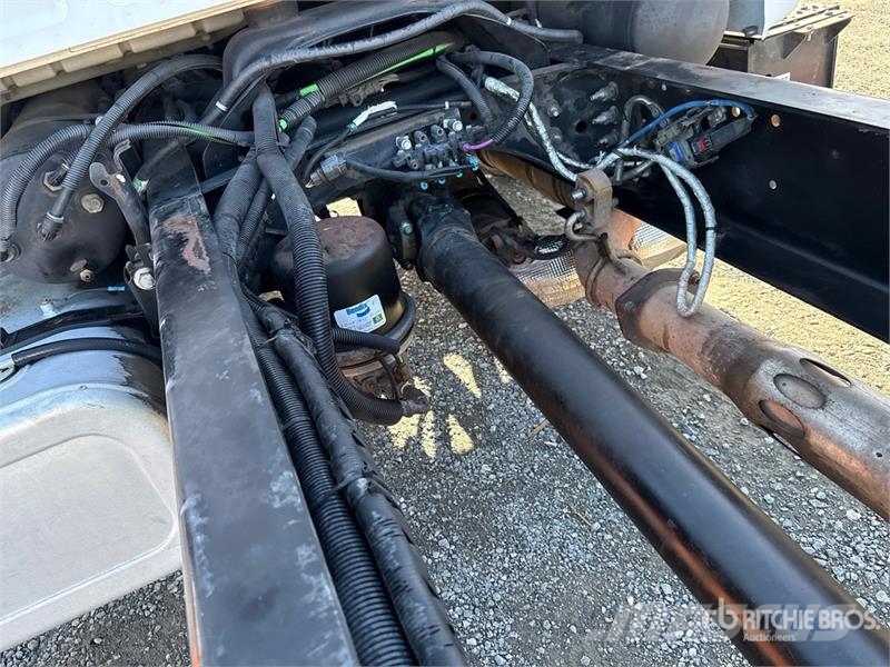 Ford F-750 駕駛室與內部