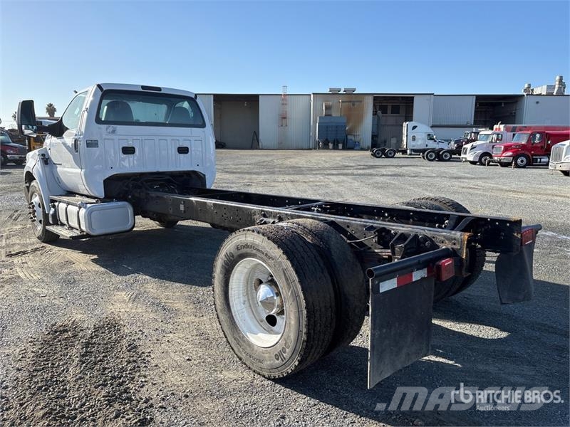 Ford F-750 駕駛室與內部
