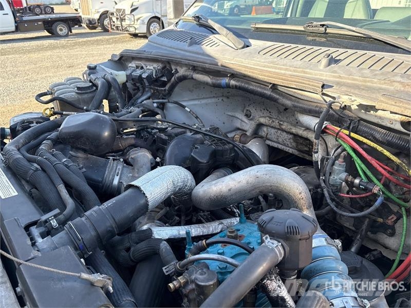 Ford F-750 駕駛室與內部