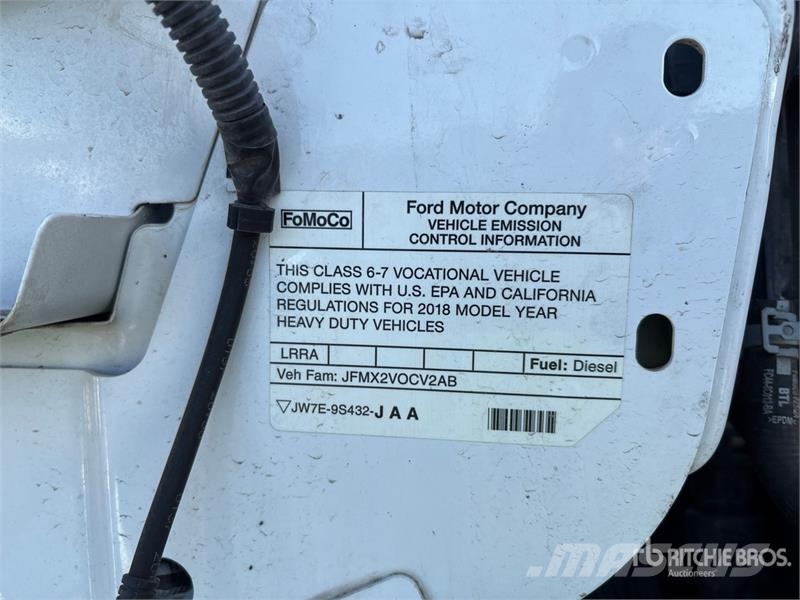 Ford F-750 駕駛室與內部