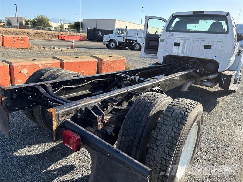 Ford F-750 駕駛室與內部