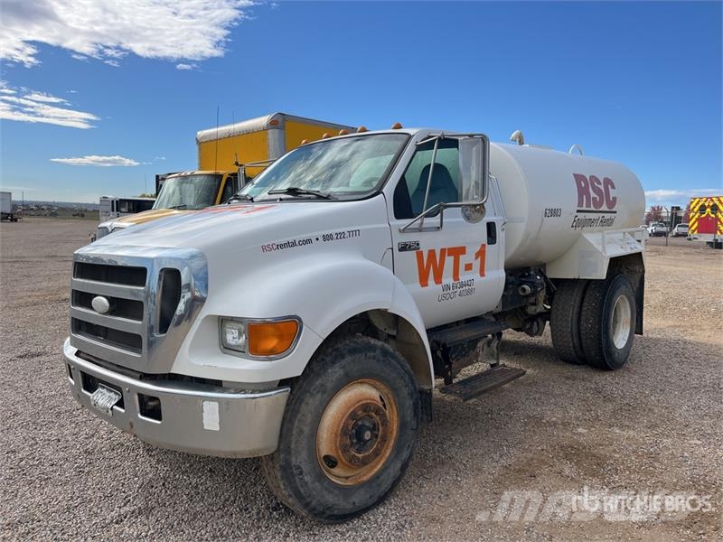 Ford F-750 صهاريج مياه