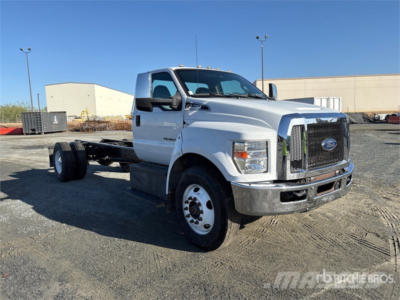 Ford F-750 駕駛室與內部