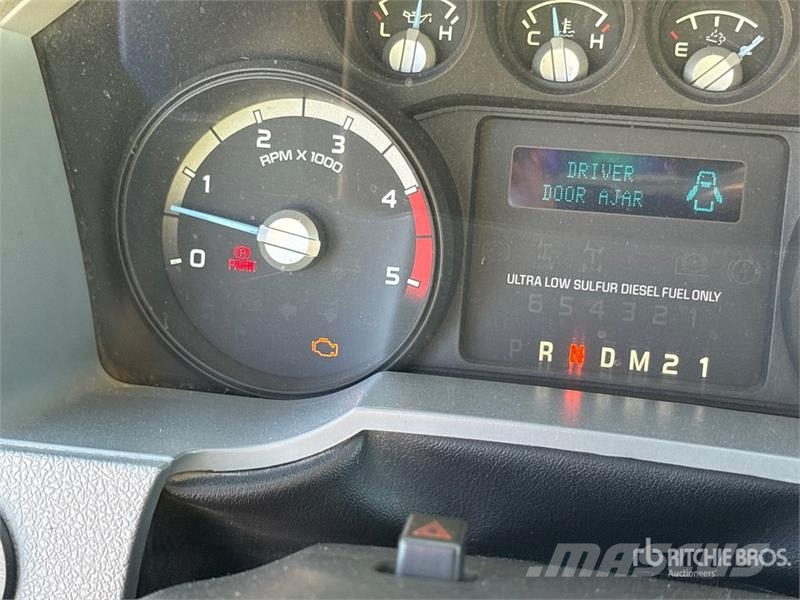 Ford F-750 駕駛室與內部