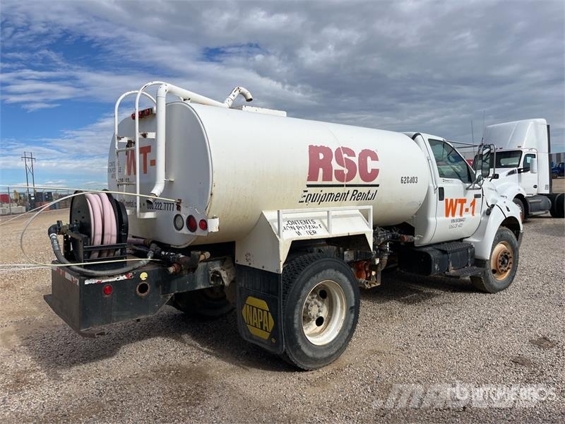 Ford F-750 صهاريج مياه
