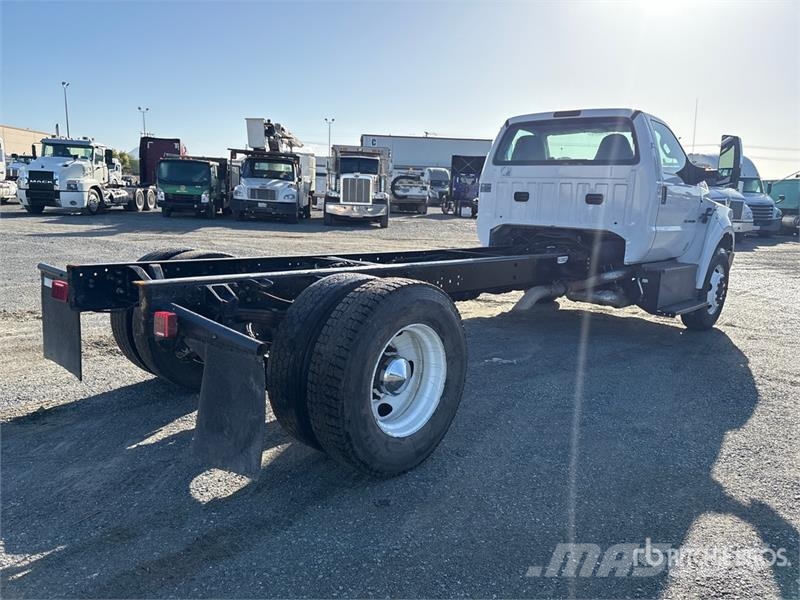 Ford F-750 駕駛室與內部