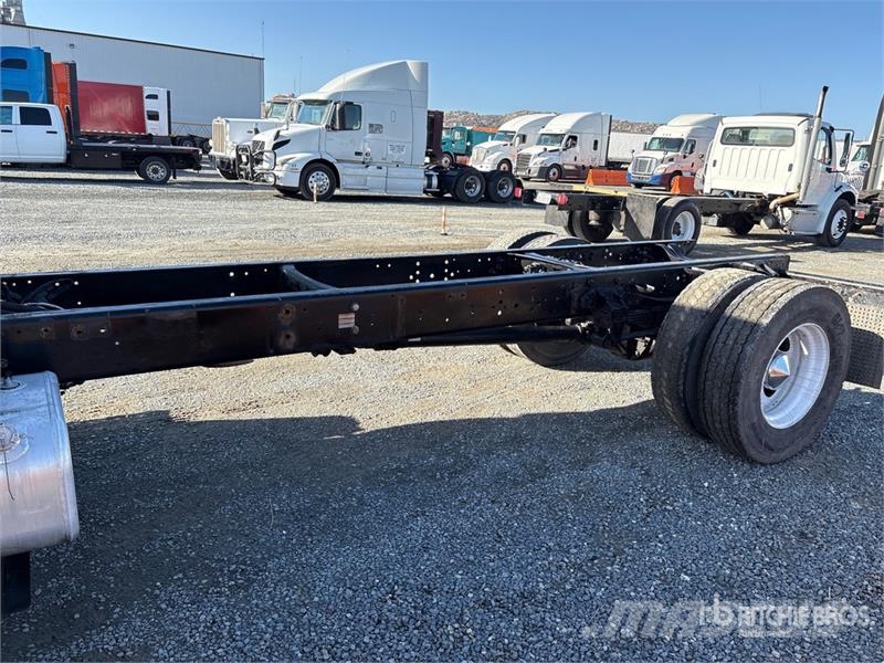 Ford F-750 駕駛室與內部