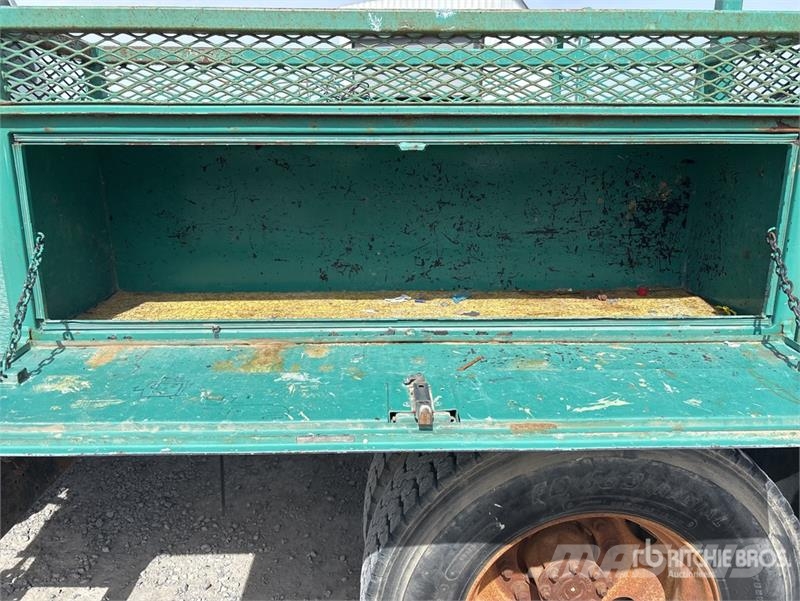 Ford F-750 شاحنات مسطحة/مفصلية الجوانب
