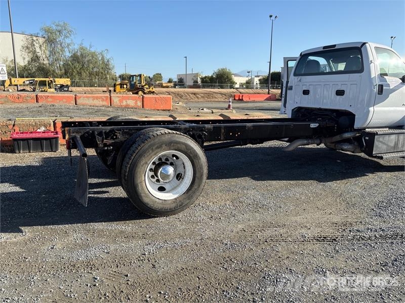 Ford F-750 駕駛室與內部